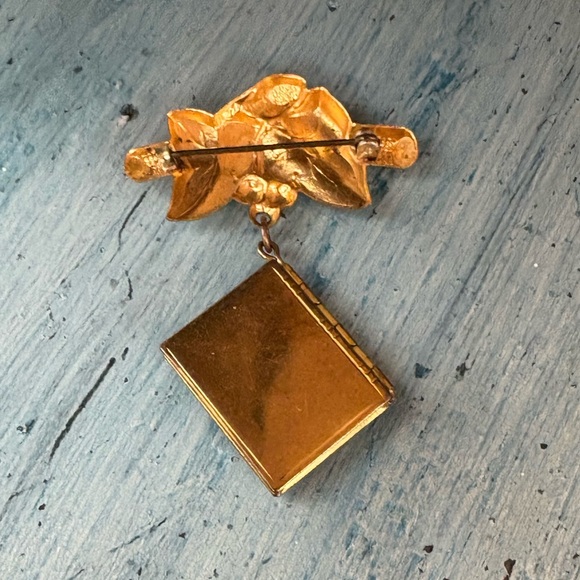 Vintage gold pin with locket for two pictures and flowers on front - Picture 4 of 10